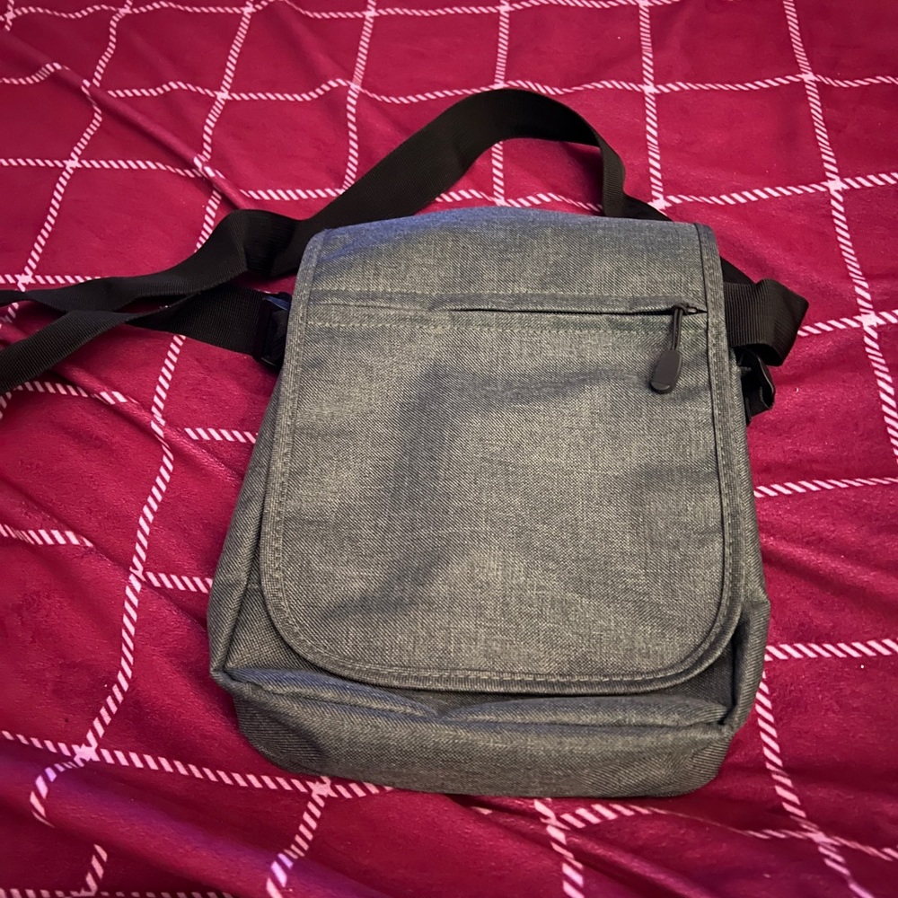 Everest Small cross Body bag. grey with sky blue inside! 5 pockets   Unisex